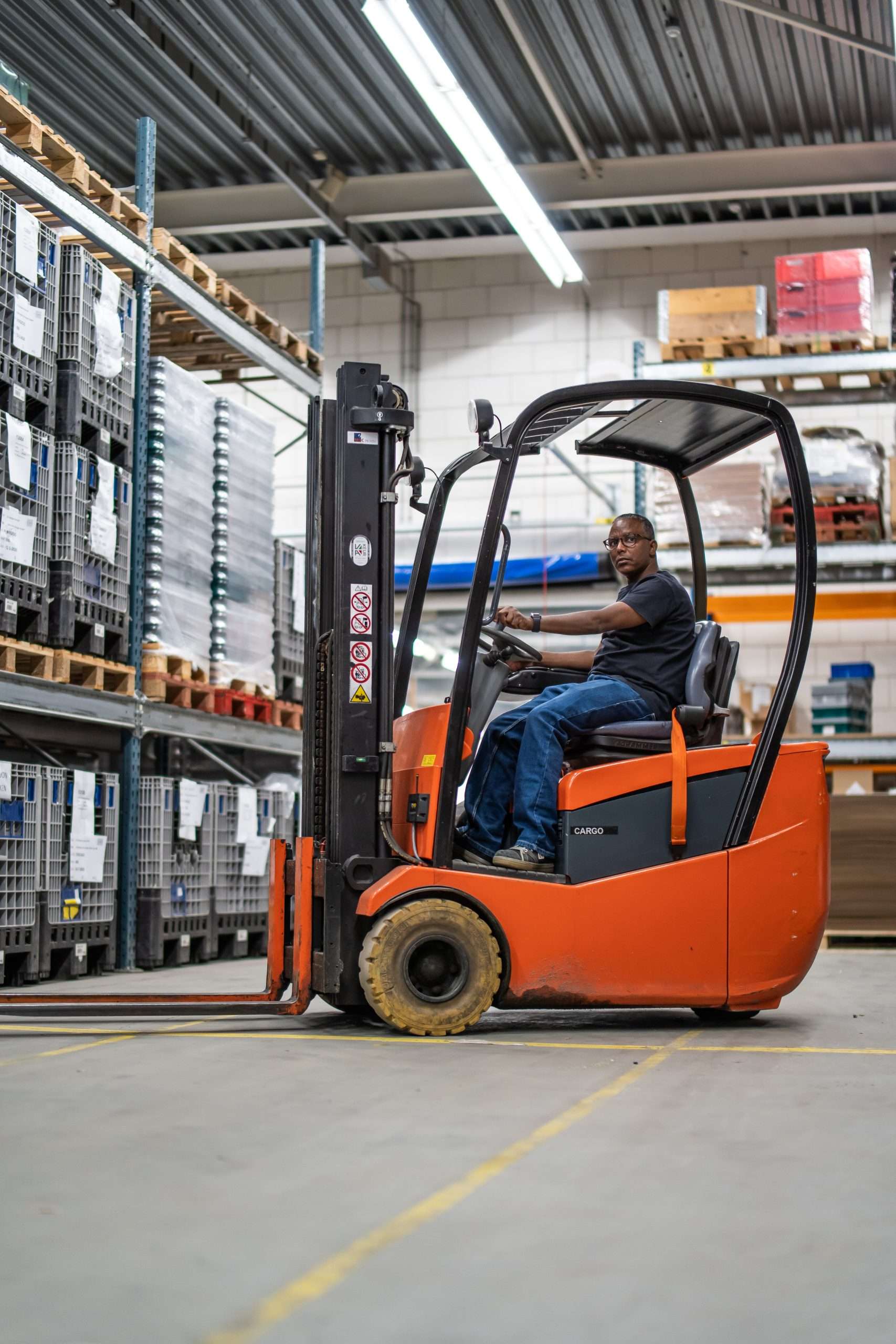 Heftruck bezig in een magazijn