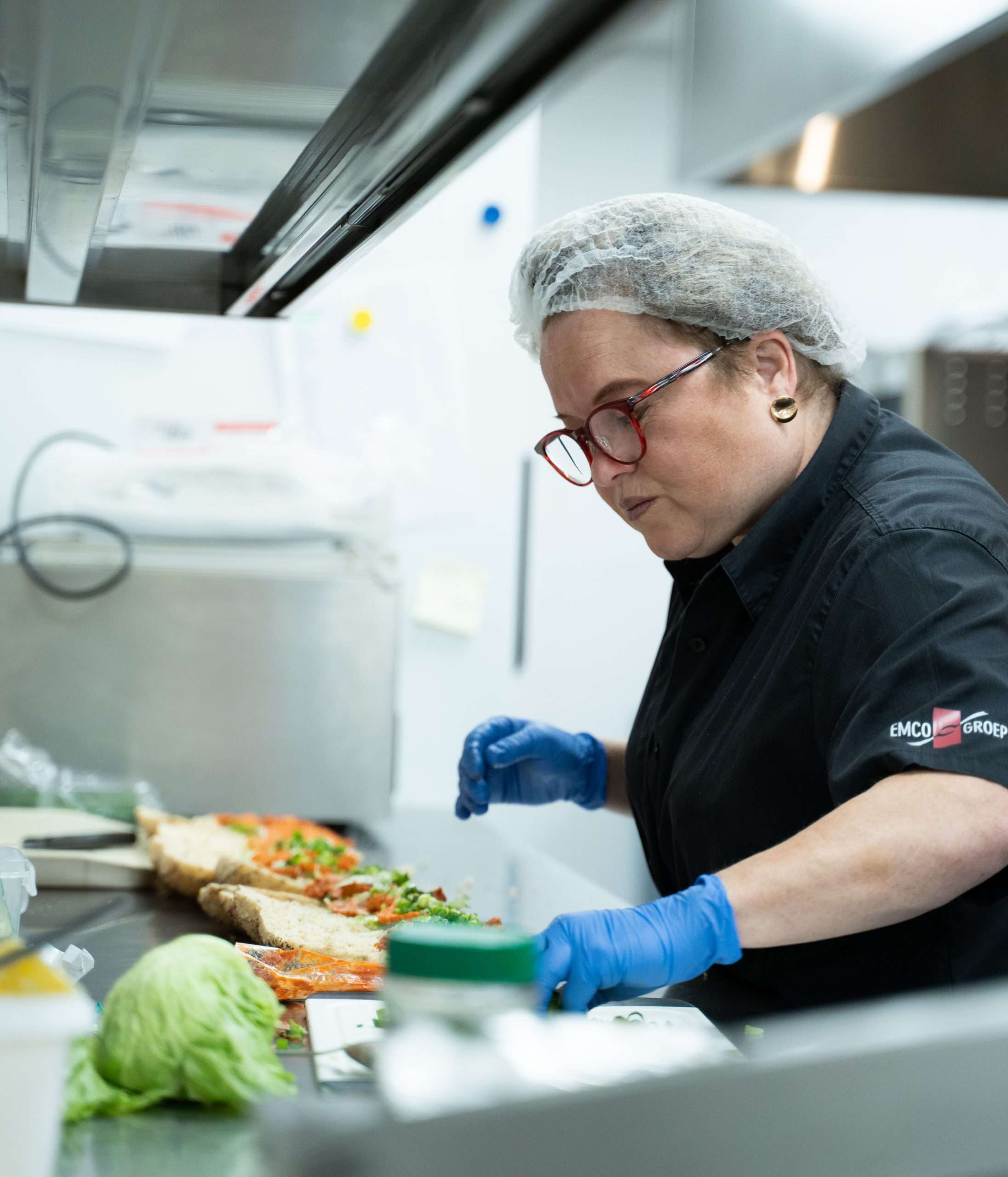 Medewerker aan het werk in de keuken