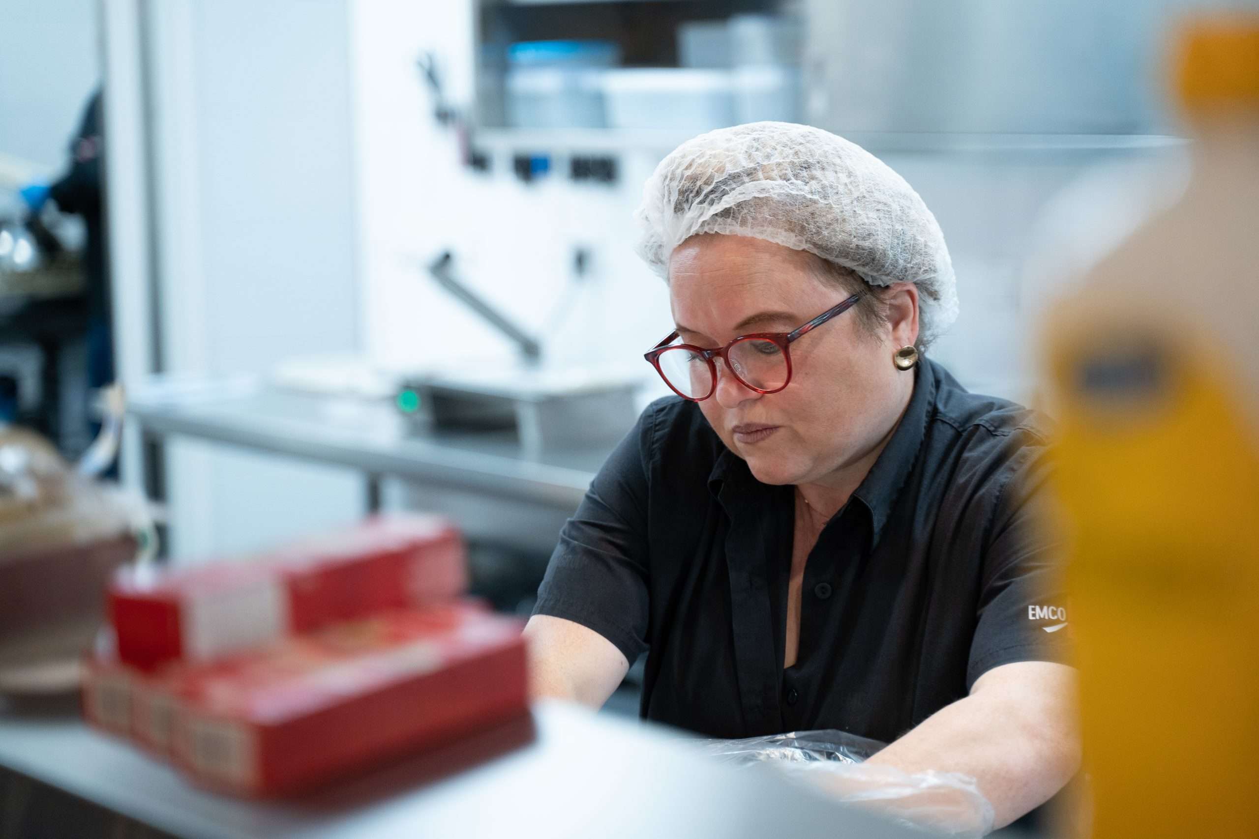 Medewerker aan het werk in de keuken