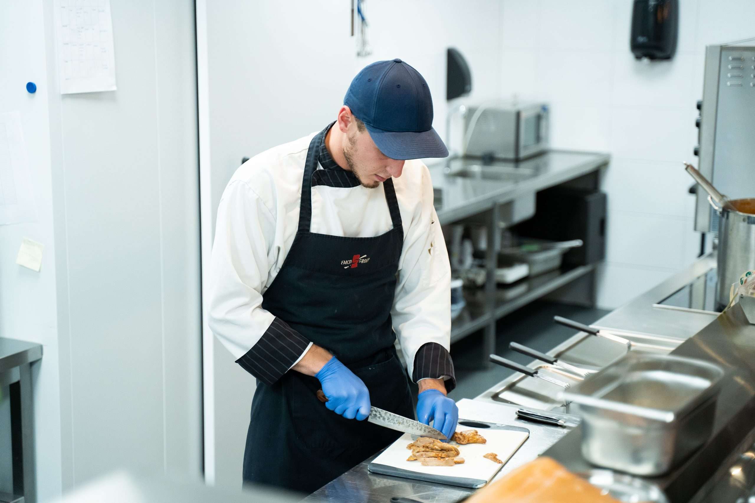Afdelingschef aan het helpen in de keuken