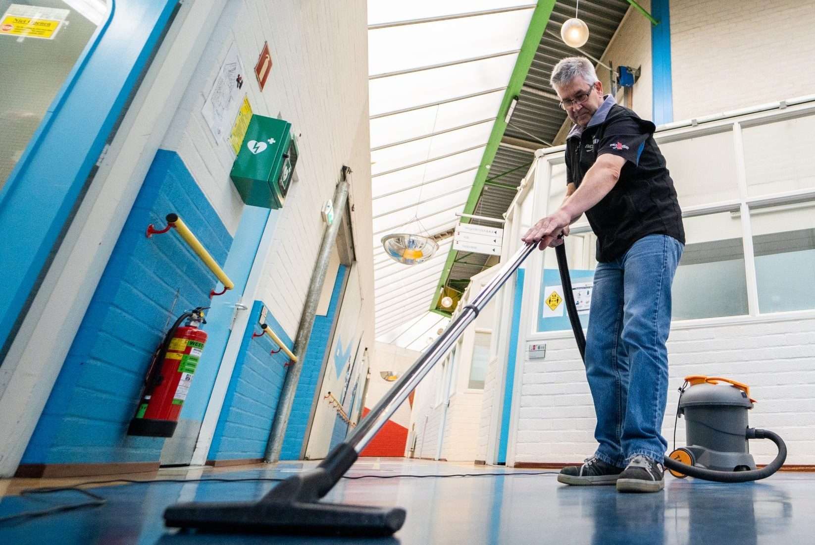 Schoonmaker aan het stofzuigen