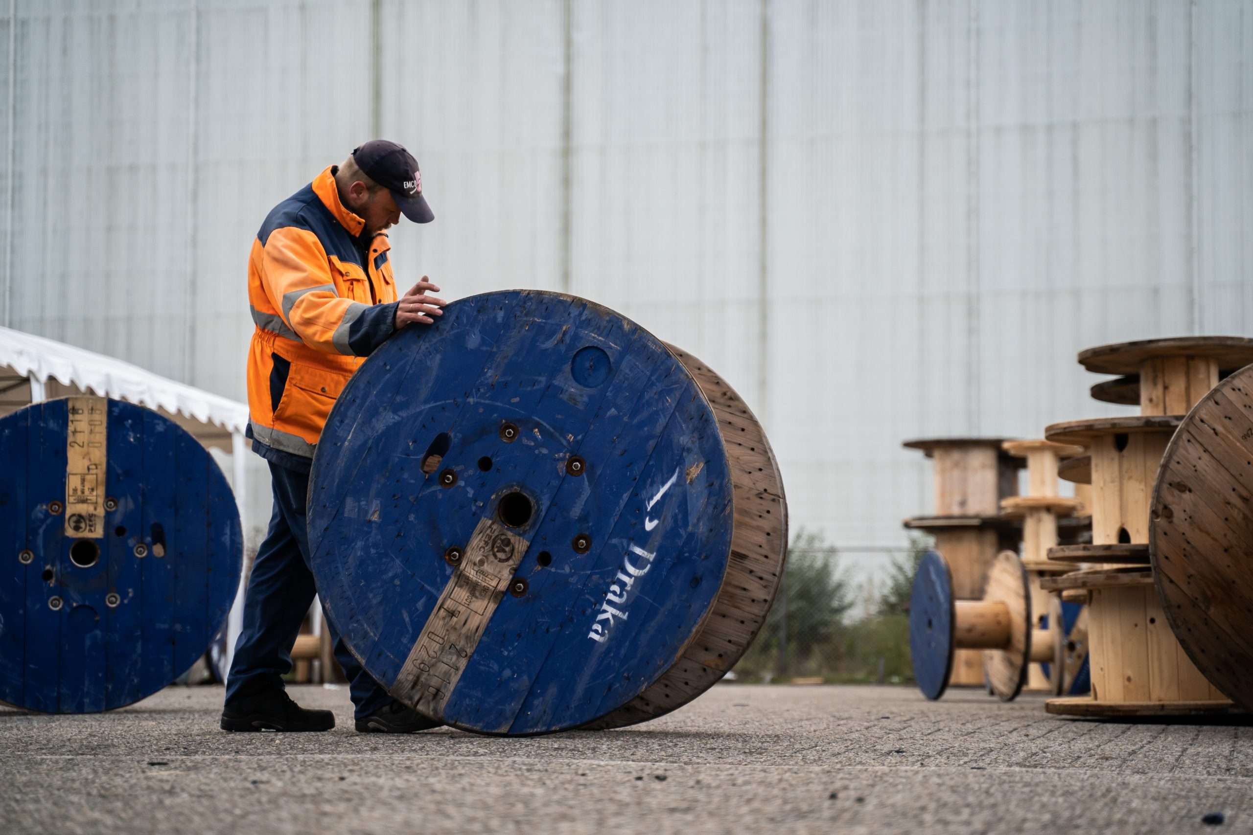 Man die bezig is met het verplaatsen van een haspel