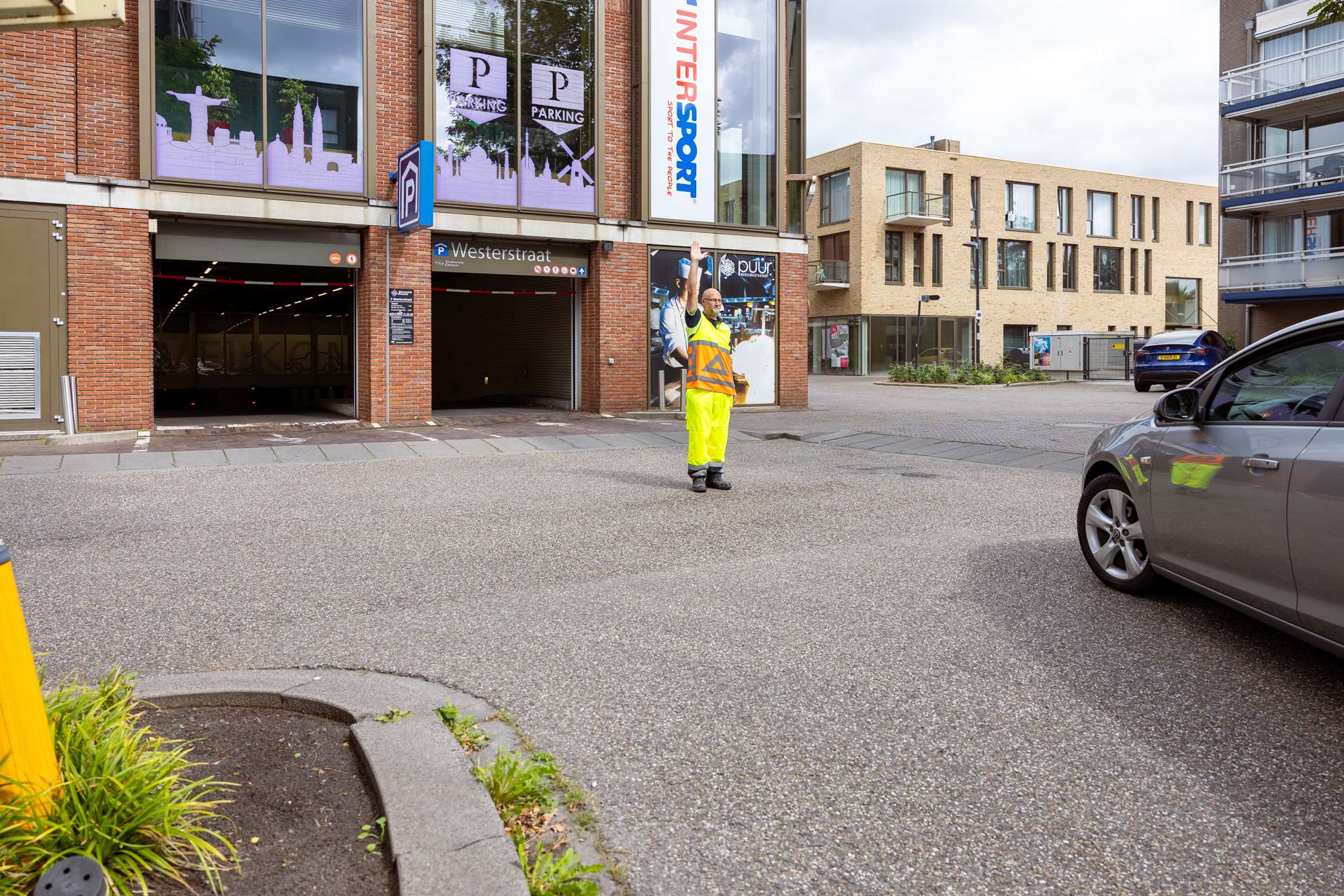 Verkeersregelaars bij parkeergarage in Emmen