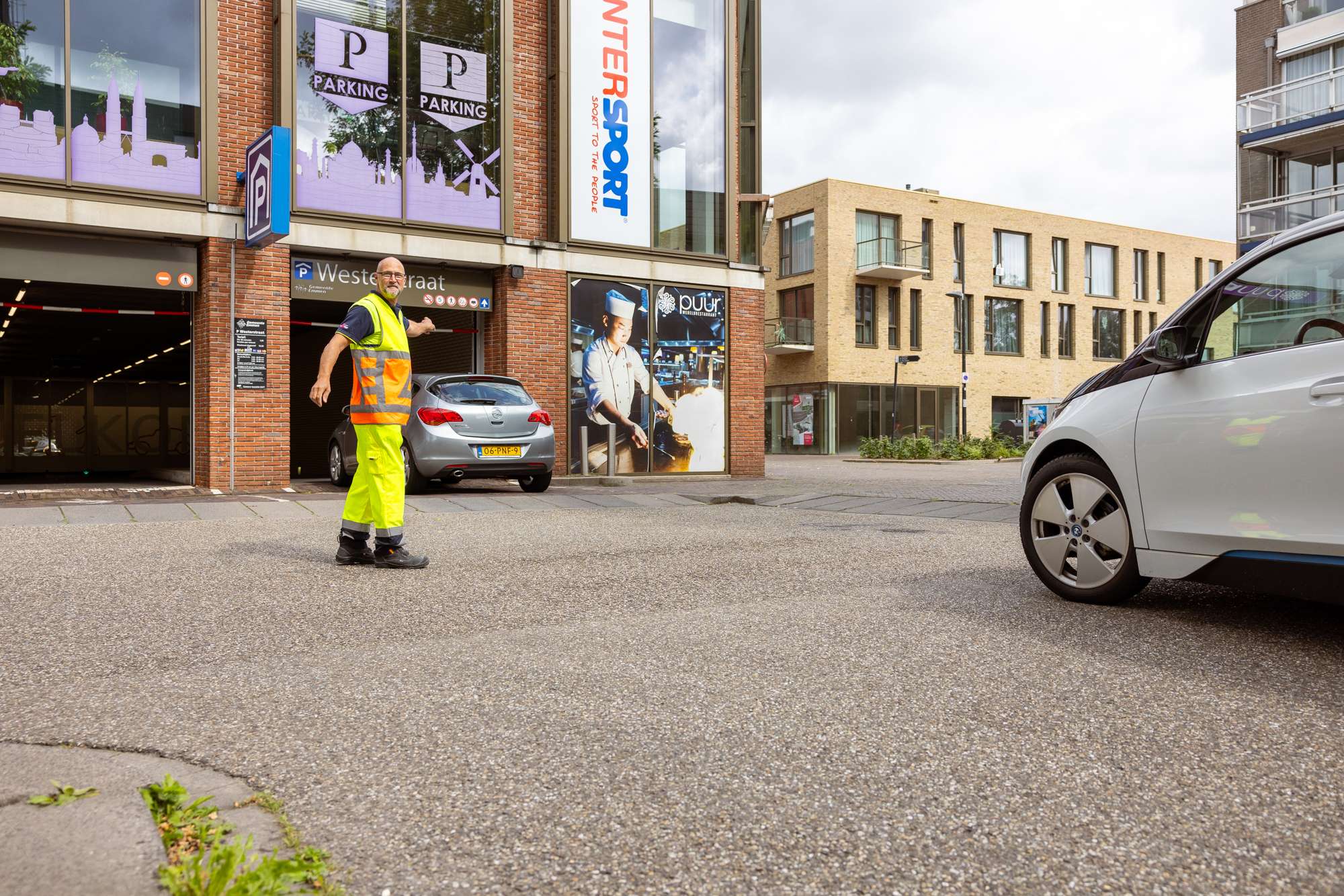 Parkeerbeheer laat auto's de garage in