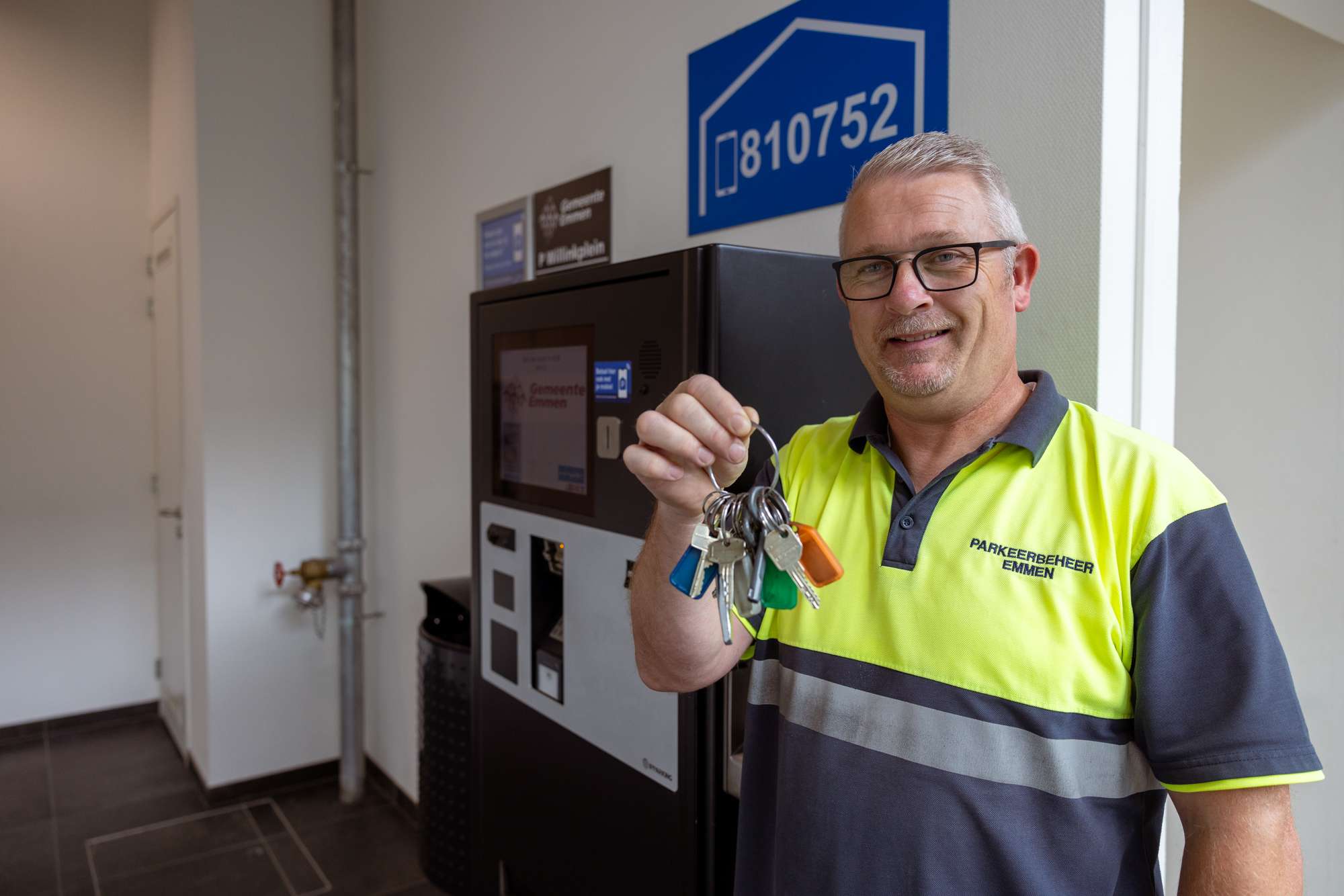 Parkeerbeheerder met sleutels