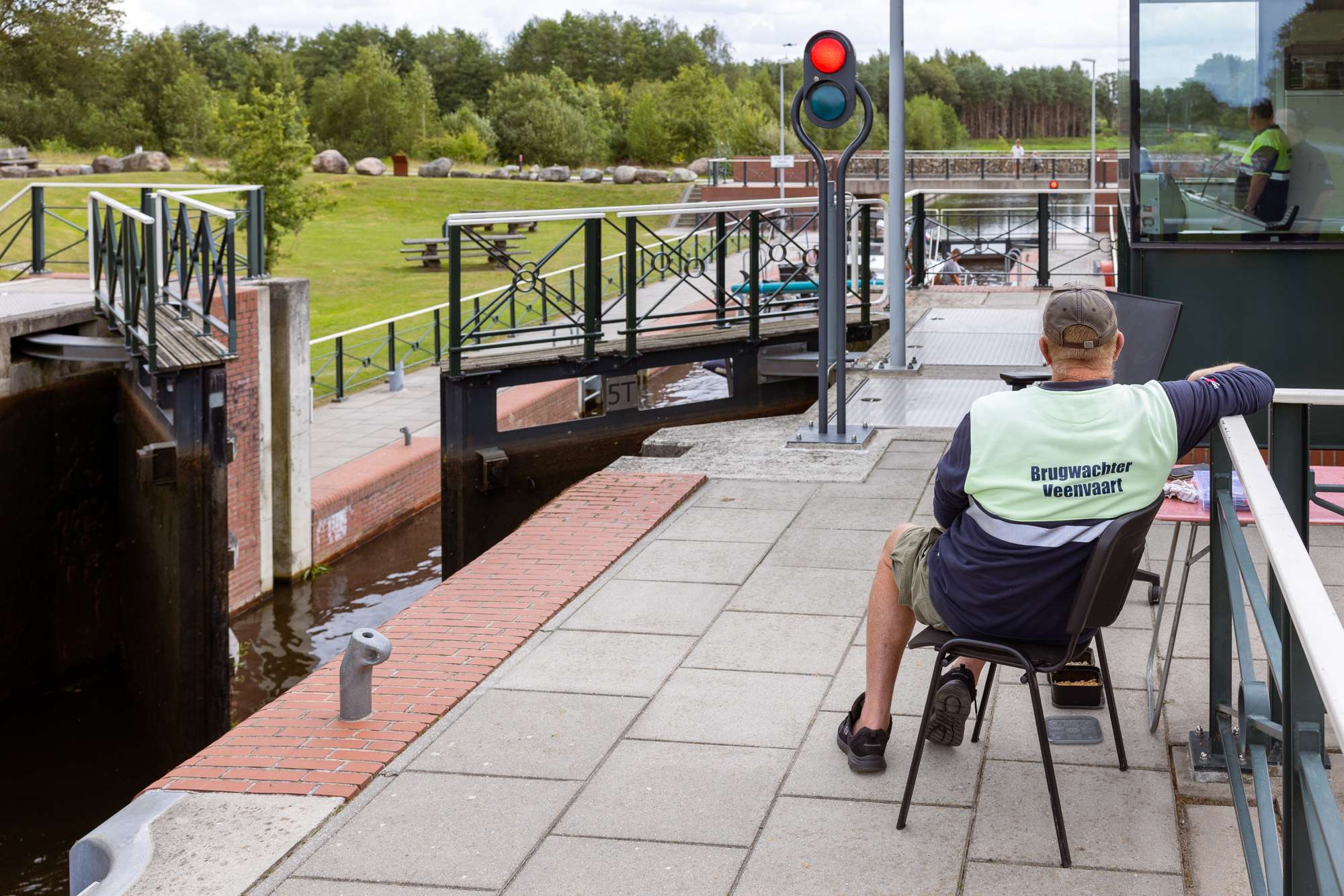 Brugwachter Veenvaart op zijn werkplek