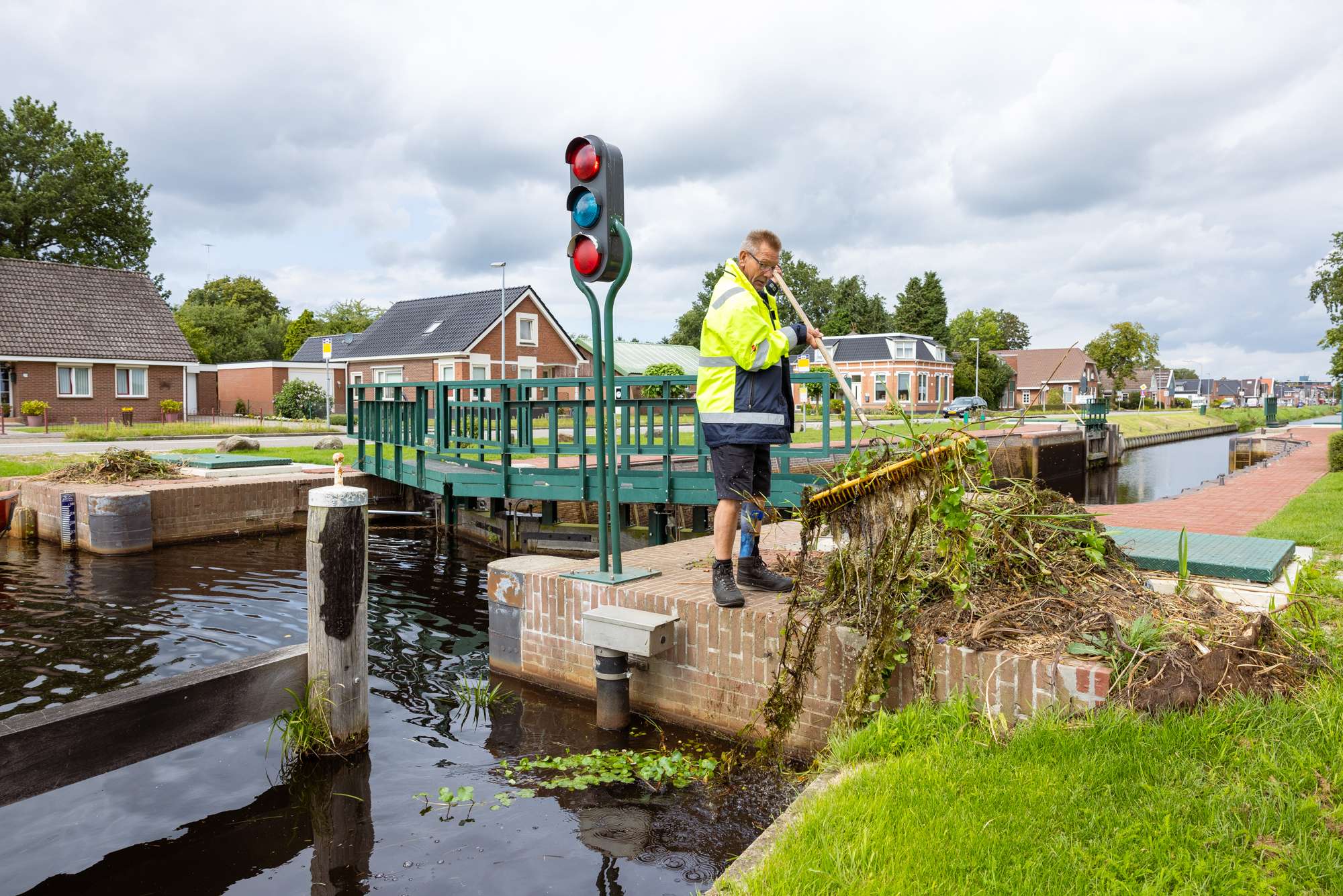 Sluiswachter bezig met onderhoud van de sluis