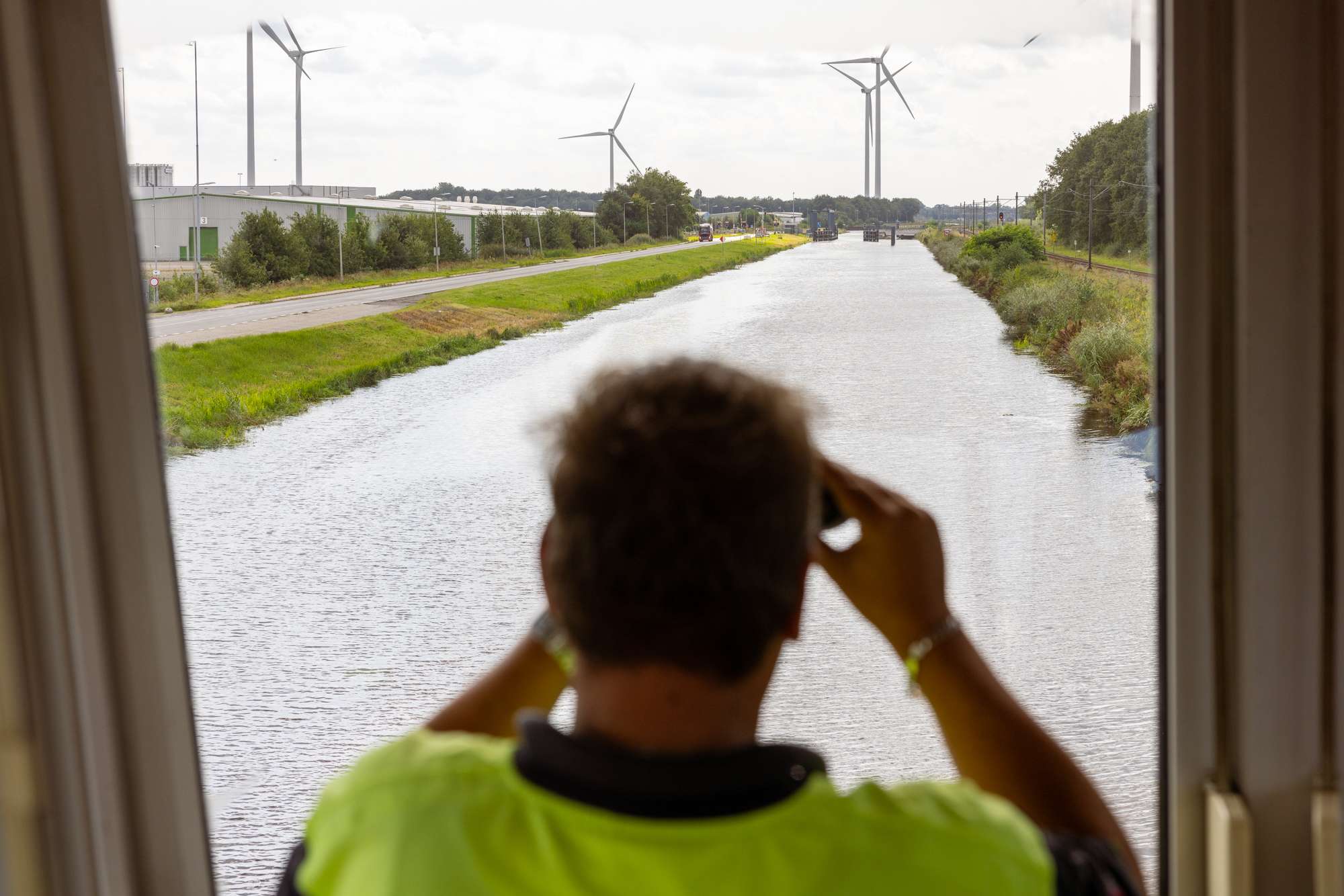 Brugwachter kijkt door verrekijker