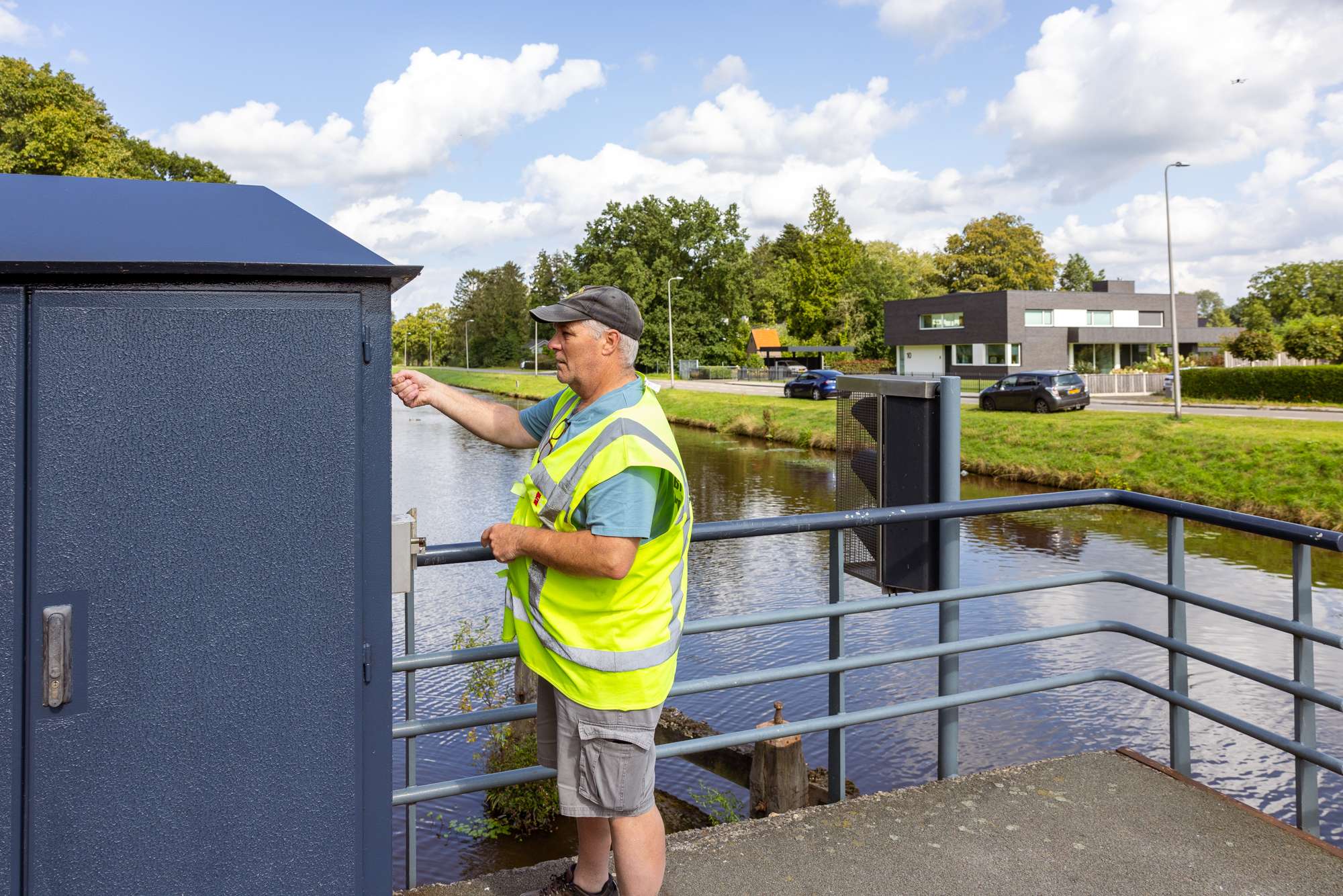 Brugwachter die de brug bedient