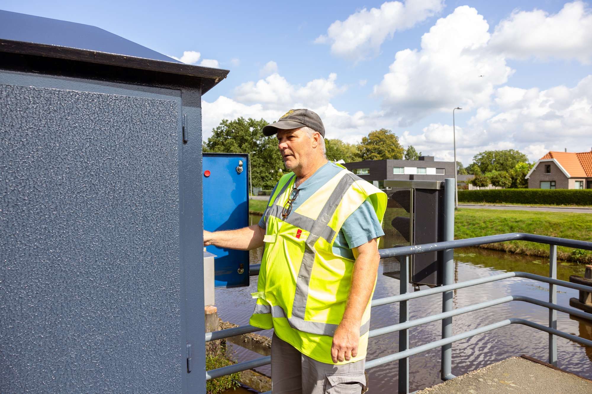 Brugwachter die de brug bedient