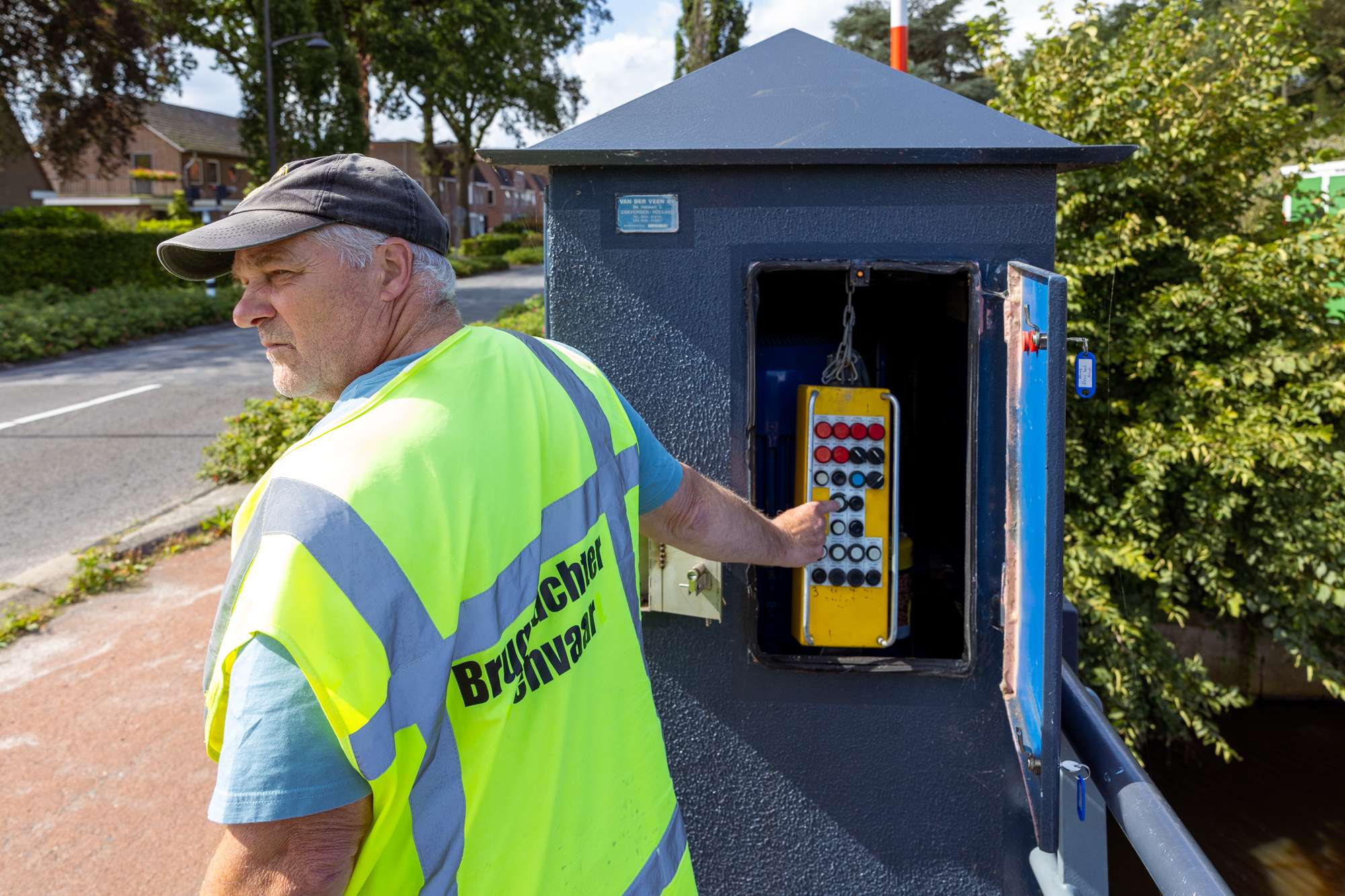 Brugwachter bezig met zijn werk