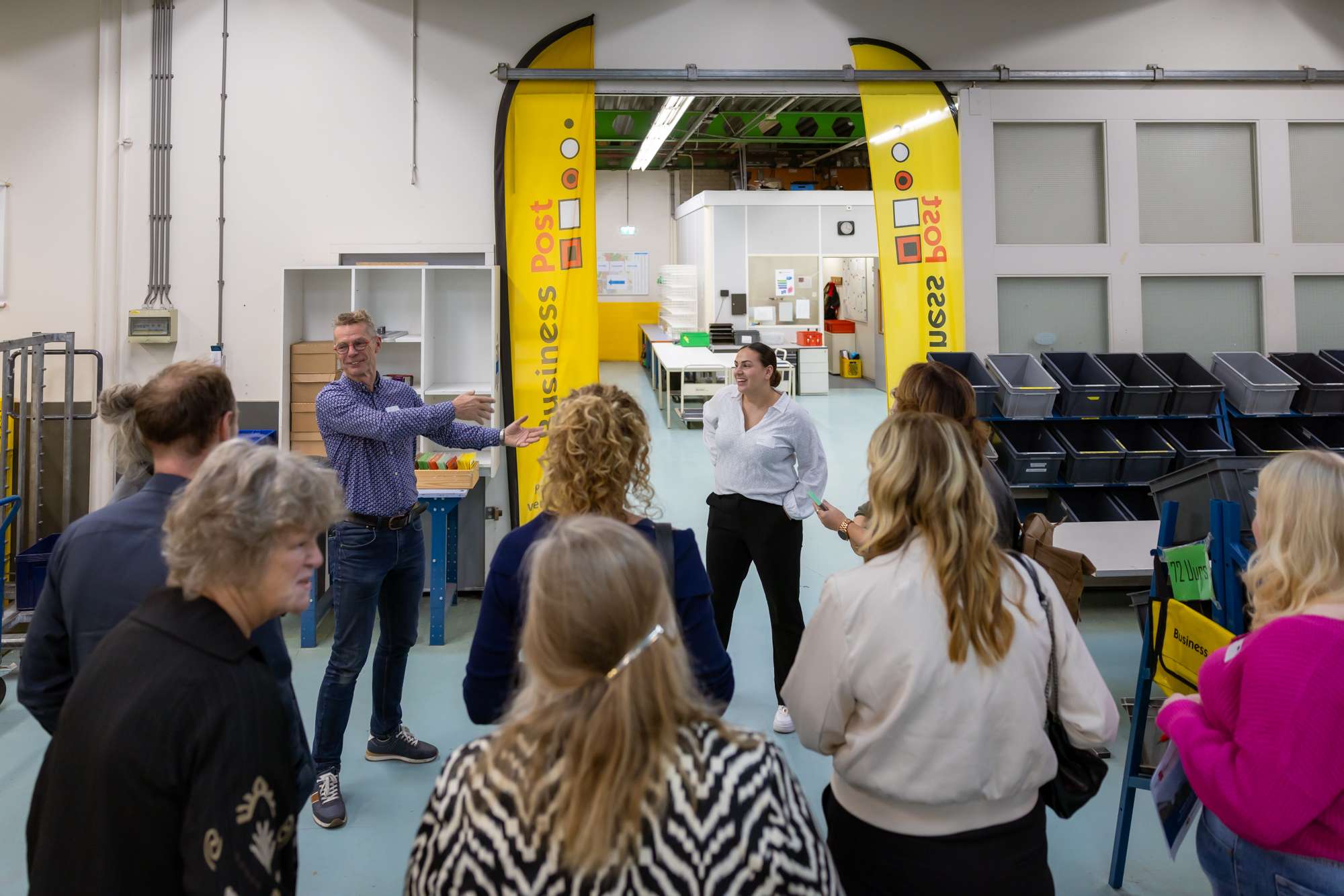 Mevrouw wordt voorgesteld aan groep