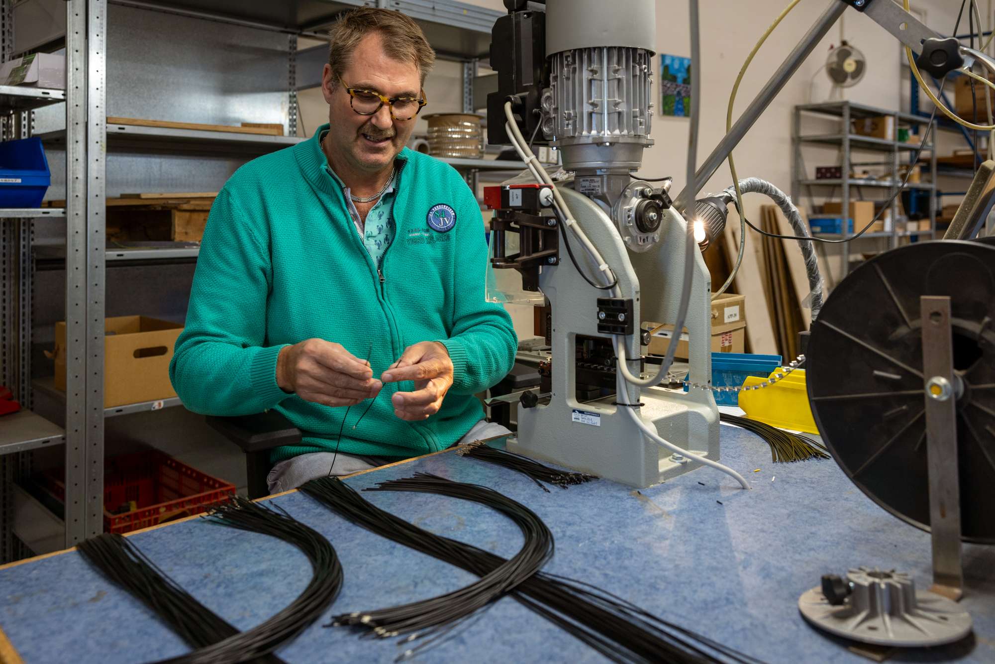 Electromonteur EMCO-groep aan het werk