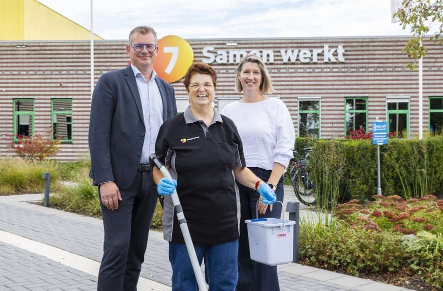 Wethouder Raymond Wanders met directeur Heidy Postma en schoonmaakster Loes