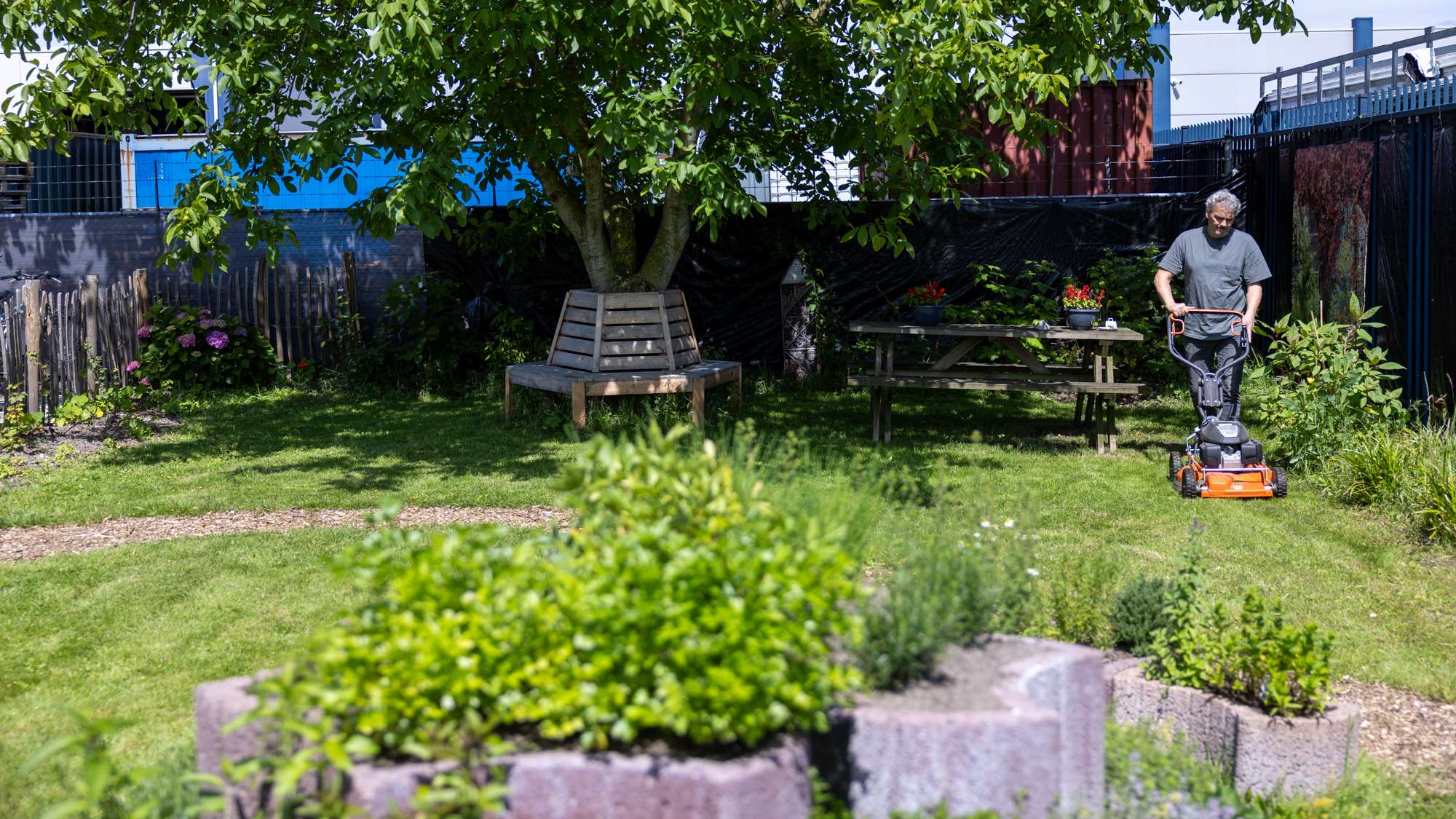 Deelnemers aan het werk in de tuin