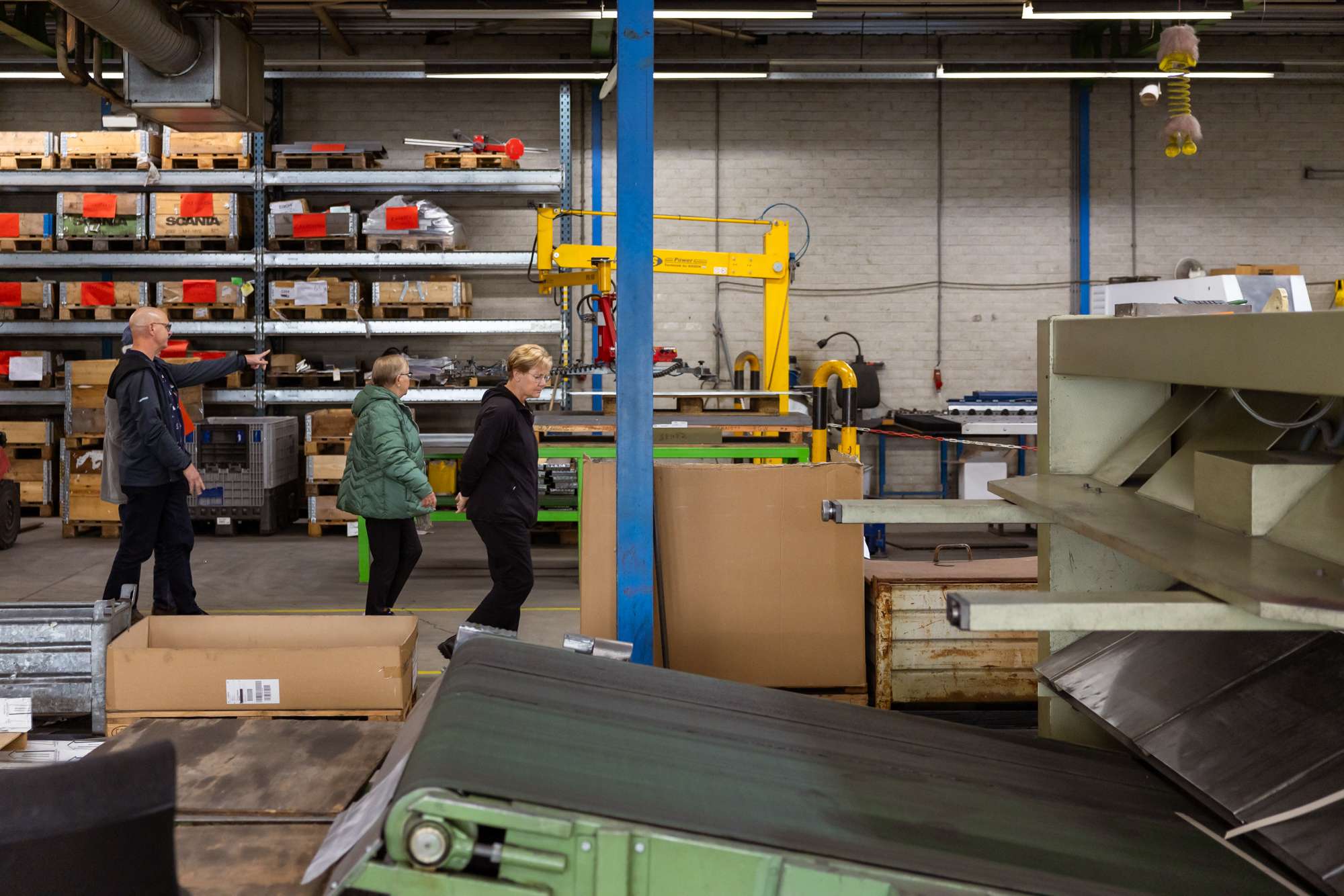 Bezoekers open bedrijvendag lopen door de werkplaats