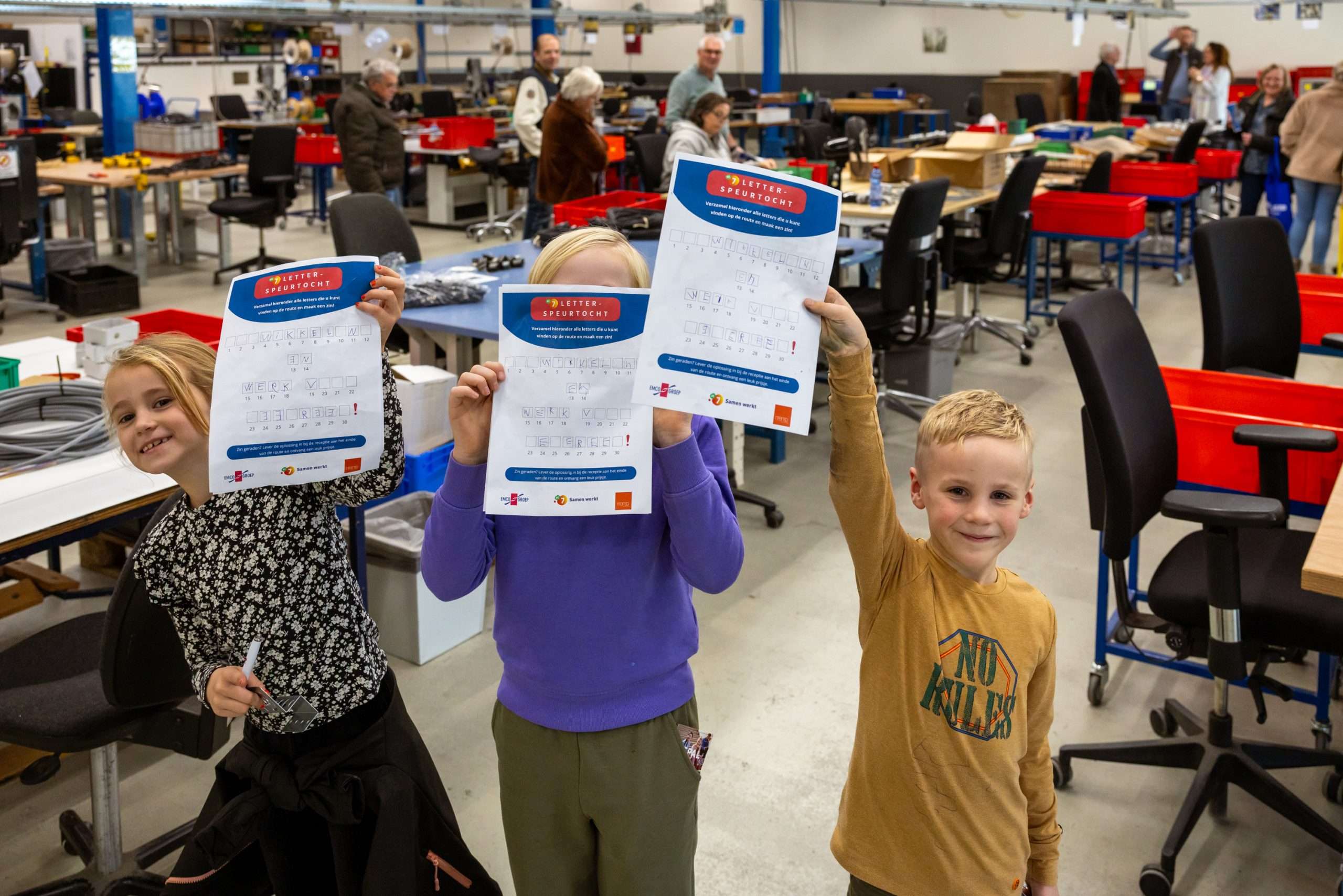 Kinderen met antwoordblad van een speurtocht