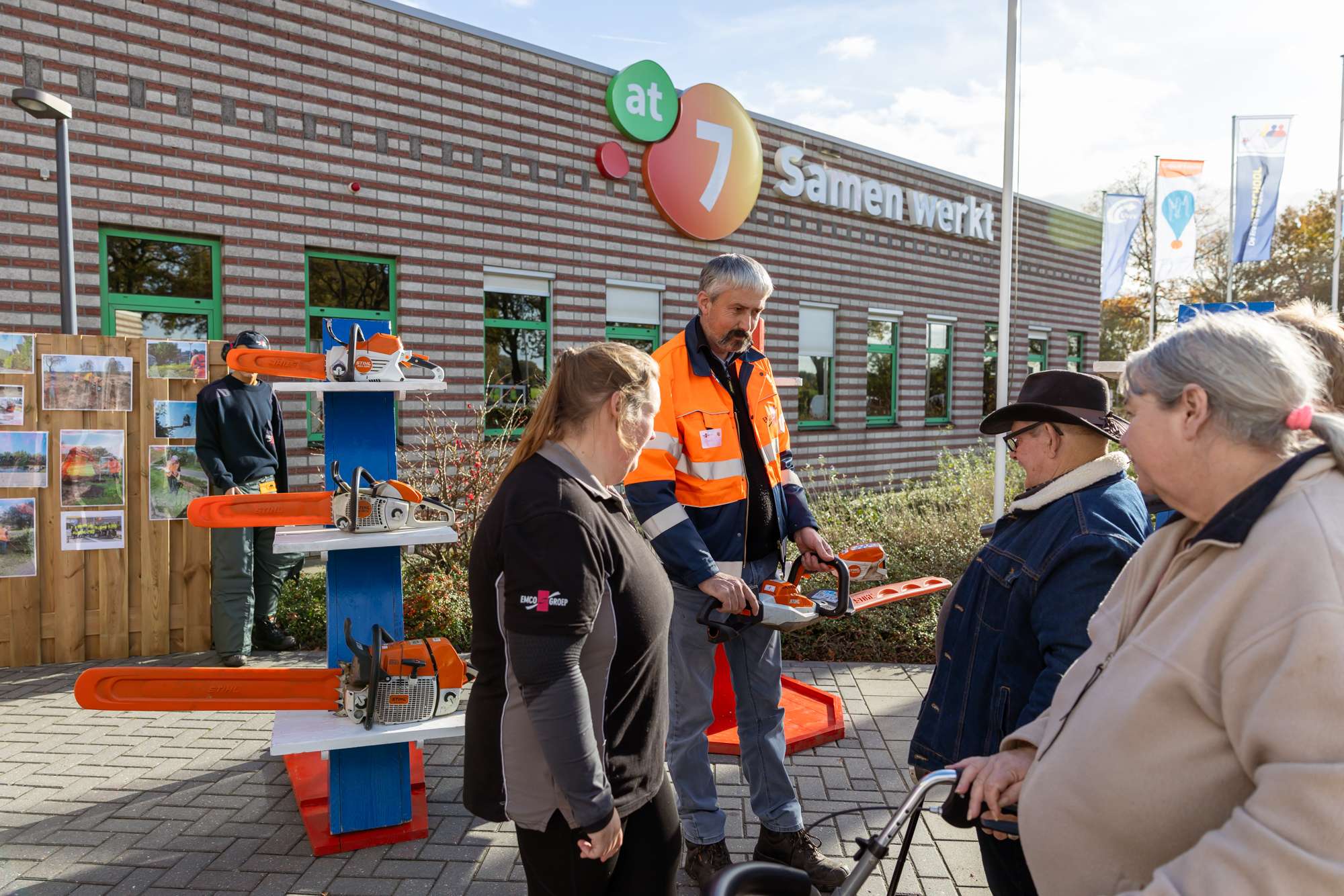 Deelnemers open bedrijvendag krijgen uitleg van medewerkers