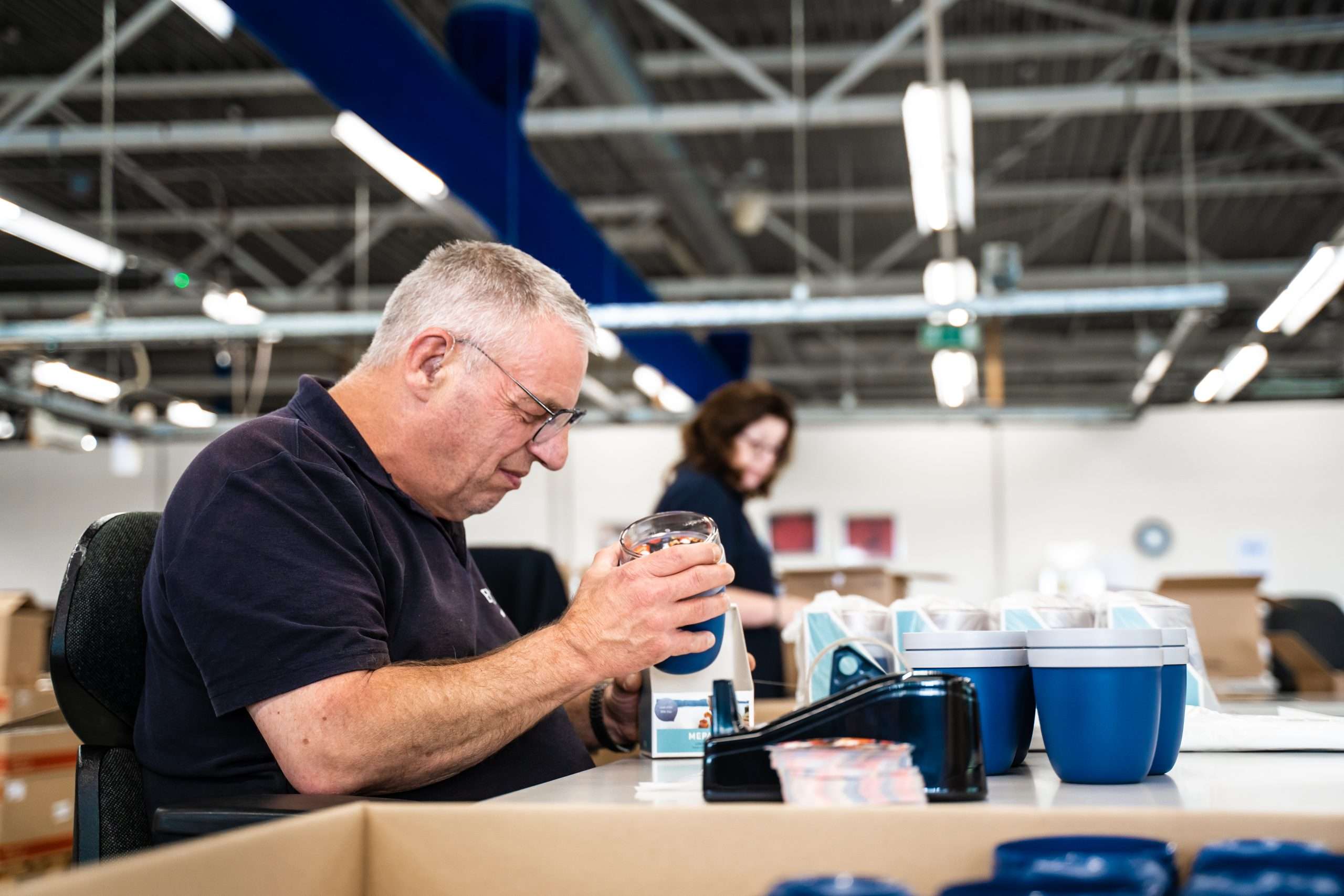 Medewerker die producten van MEPAL inpakt