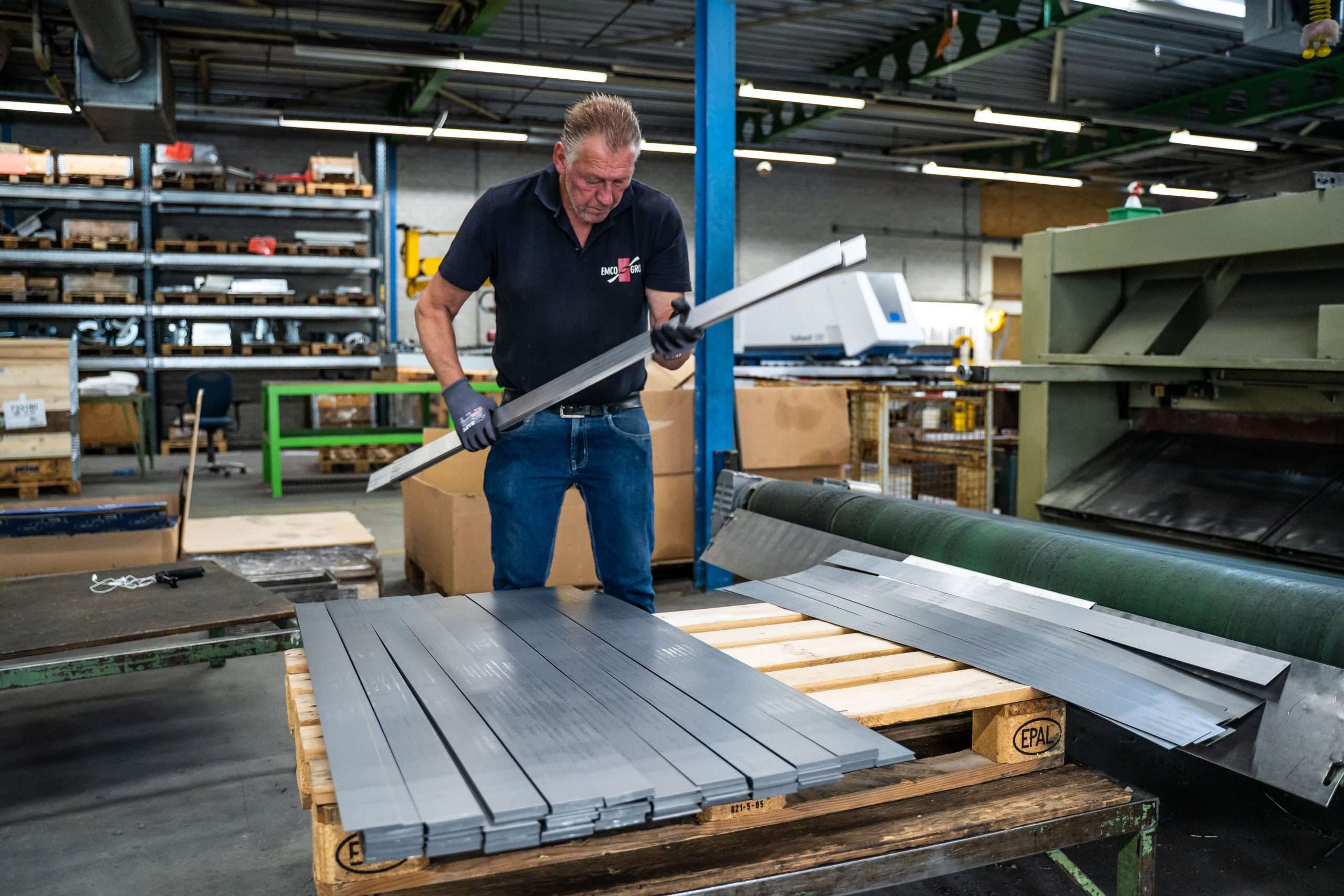 Medewerker aan het werk met metalen latten