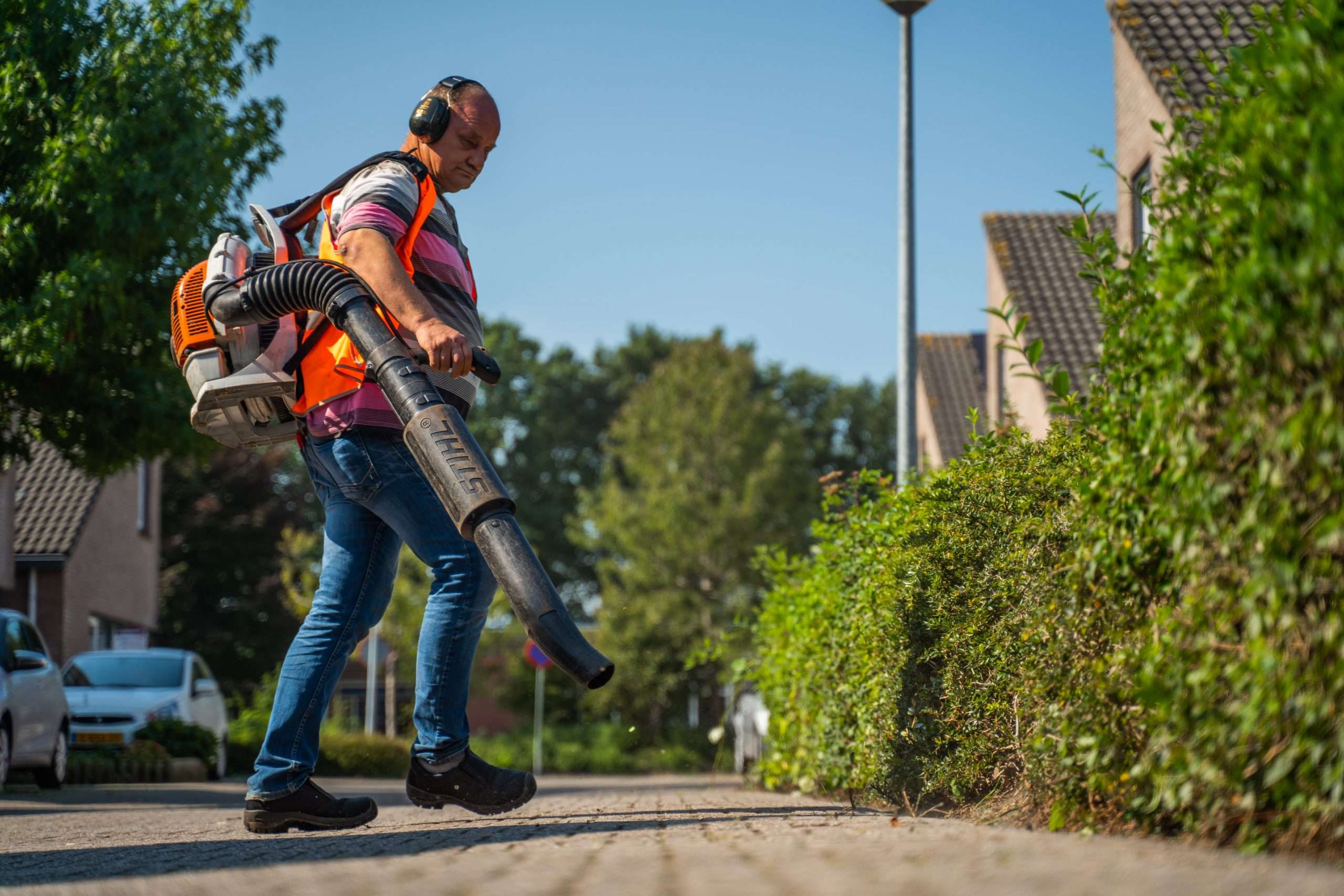 EMCO-medewerker die met een bladblazer aan het werk is