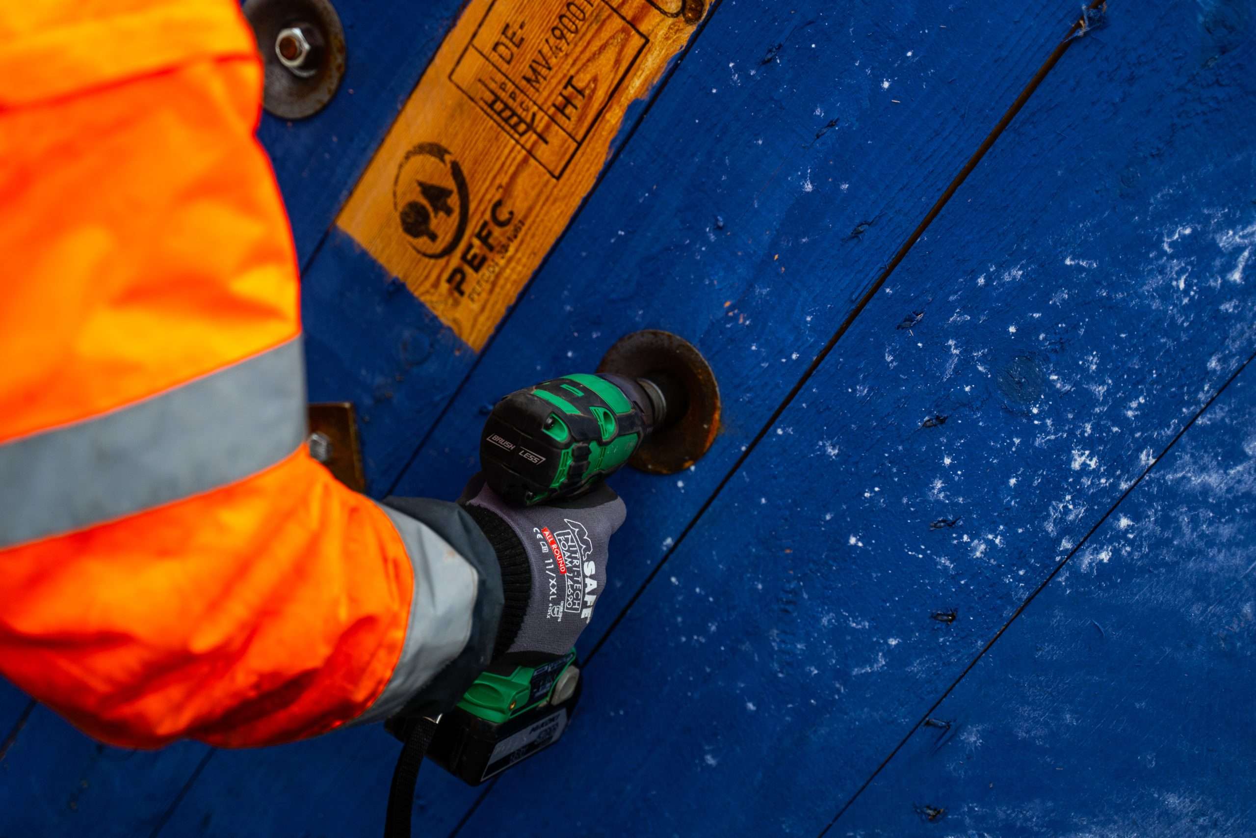 Persoon bezig met boormachine op hout