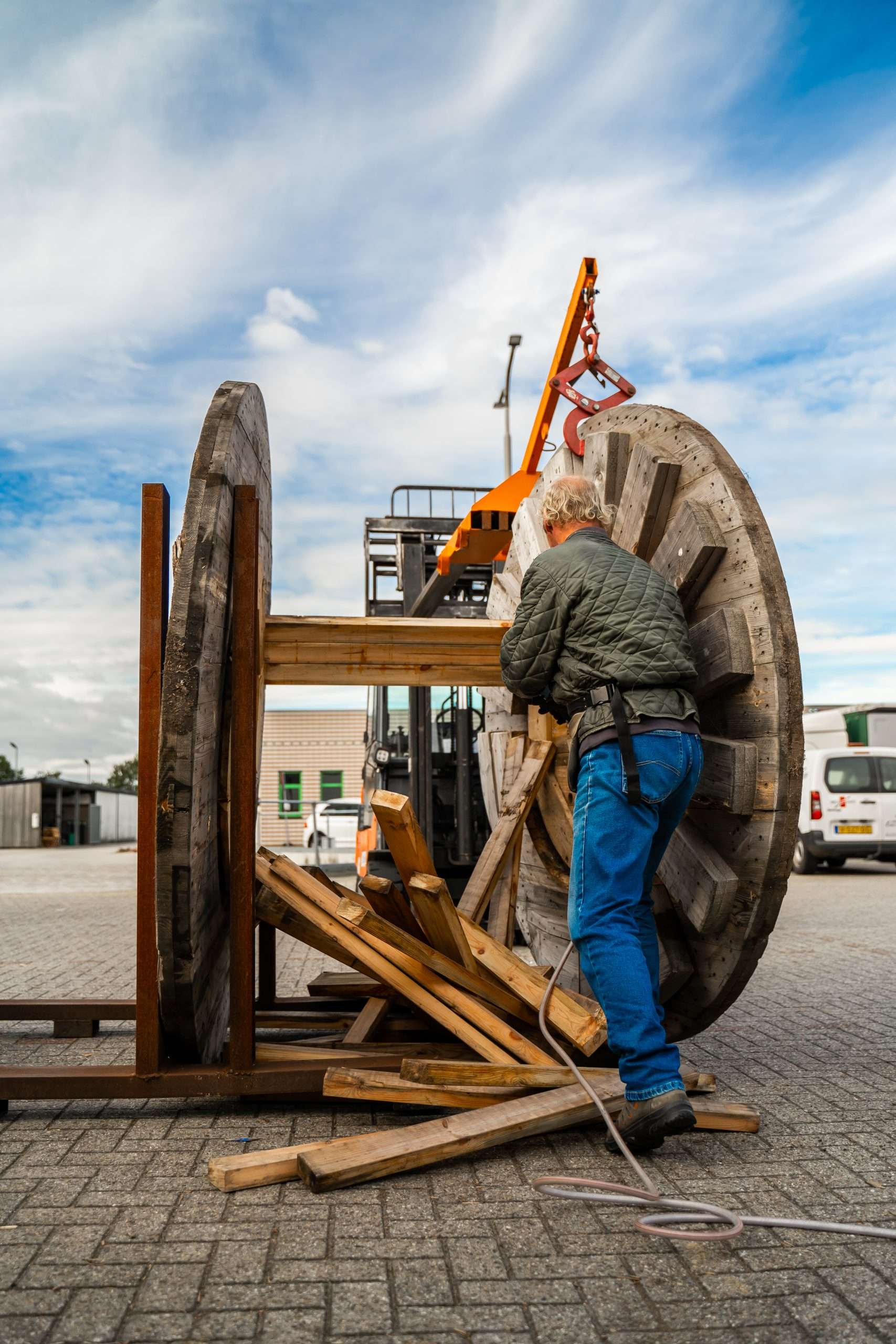 Man bezig met demonteren van een haspel