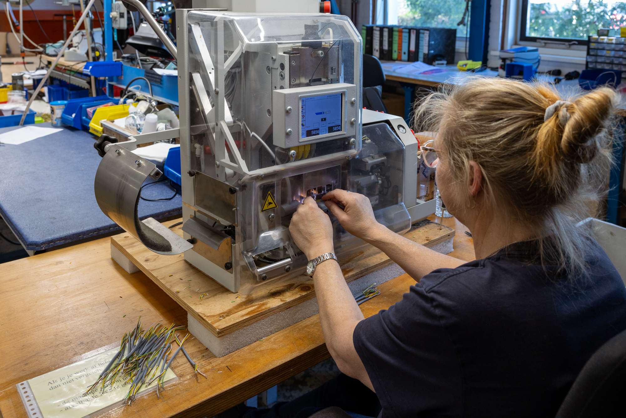 EMCO-groep medewerker bezig met een machine