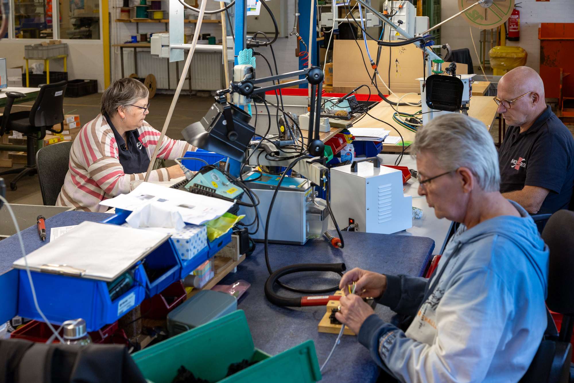 Medewerkers van EMCO-groep aan het werken bij elektromontage