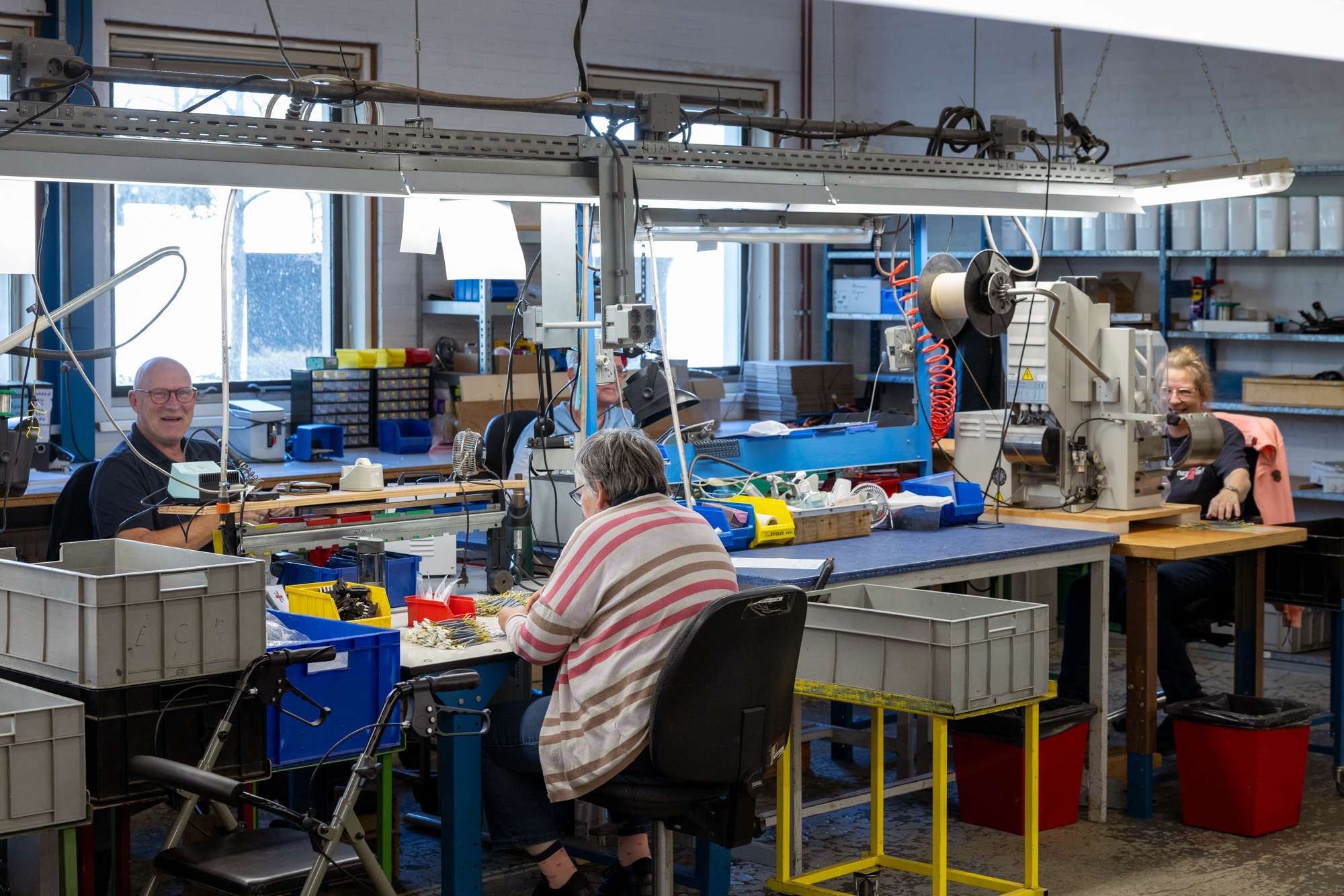 EMCO-groep medewerkers aan het werk op afdeling elektromontage