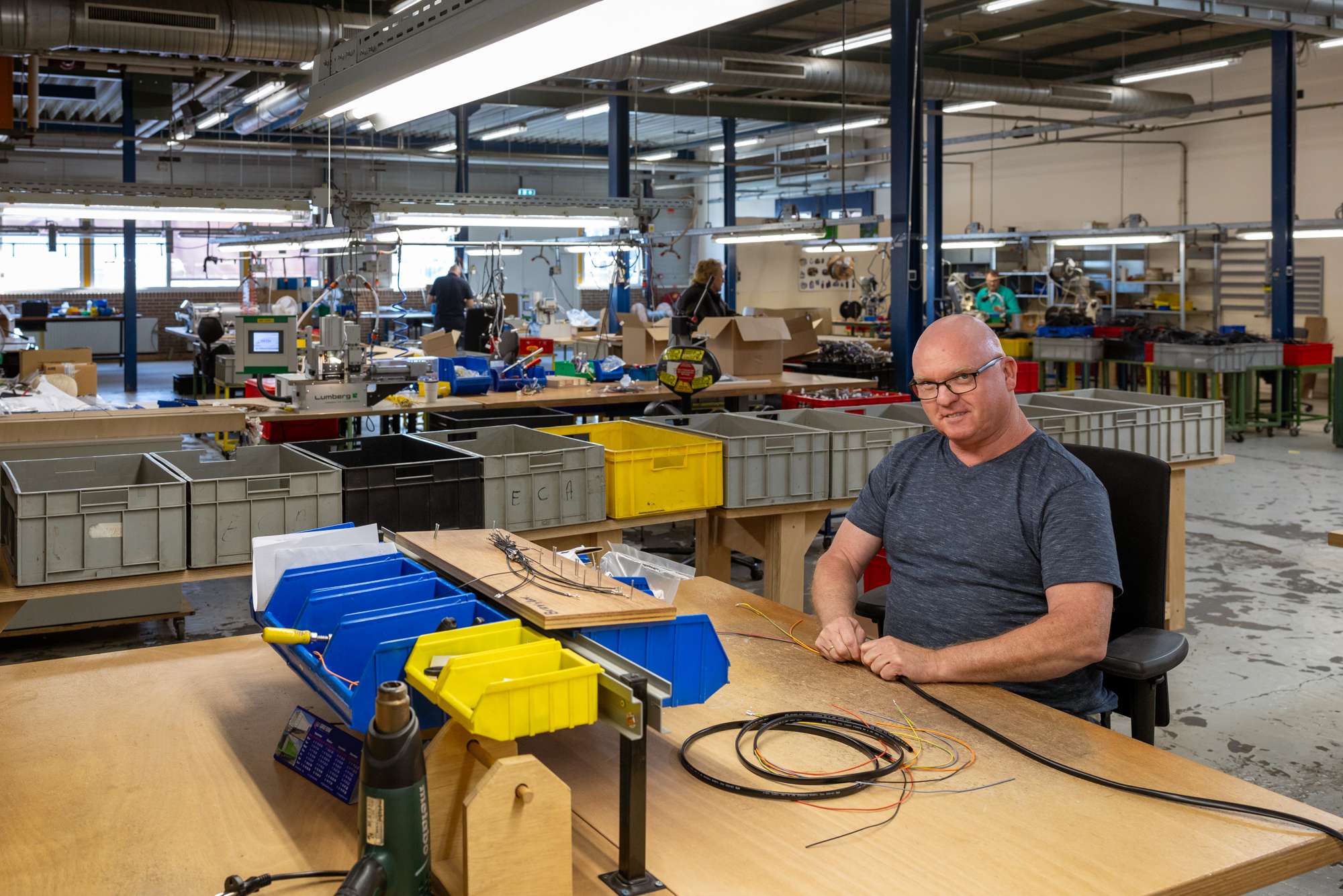 EMCO-groep medewerker bezig met montage elektriciteitsdraden