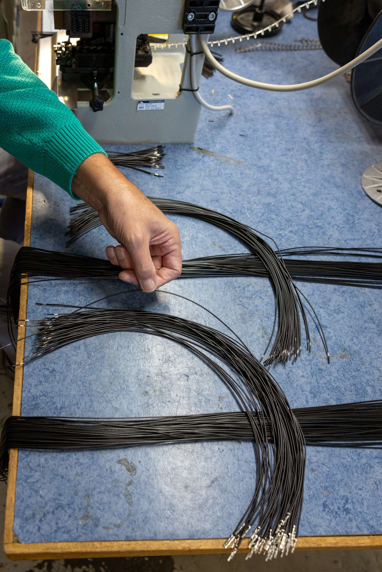 Bundels zwarte kabels gesorteerd op werktafel