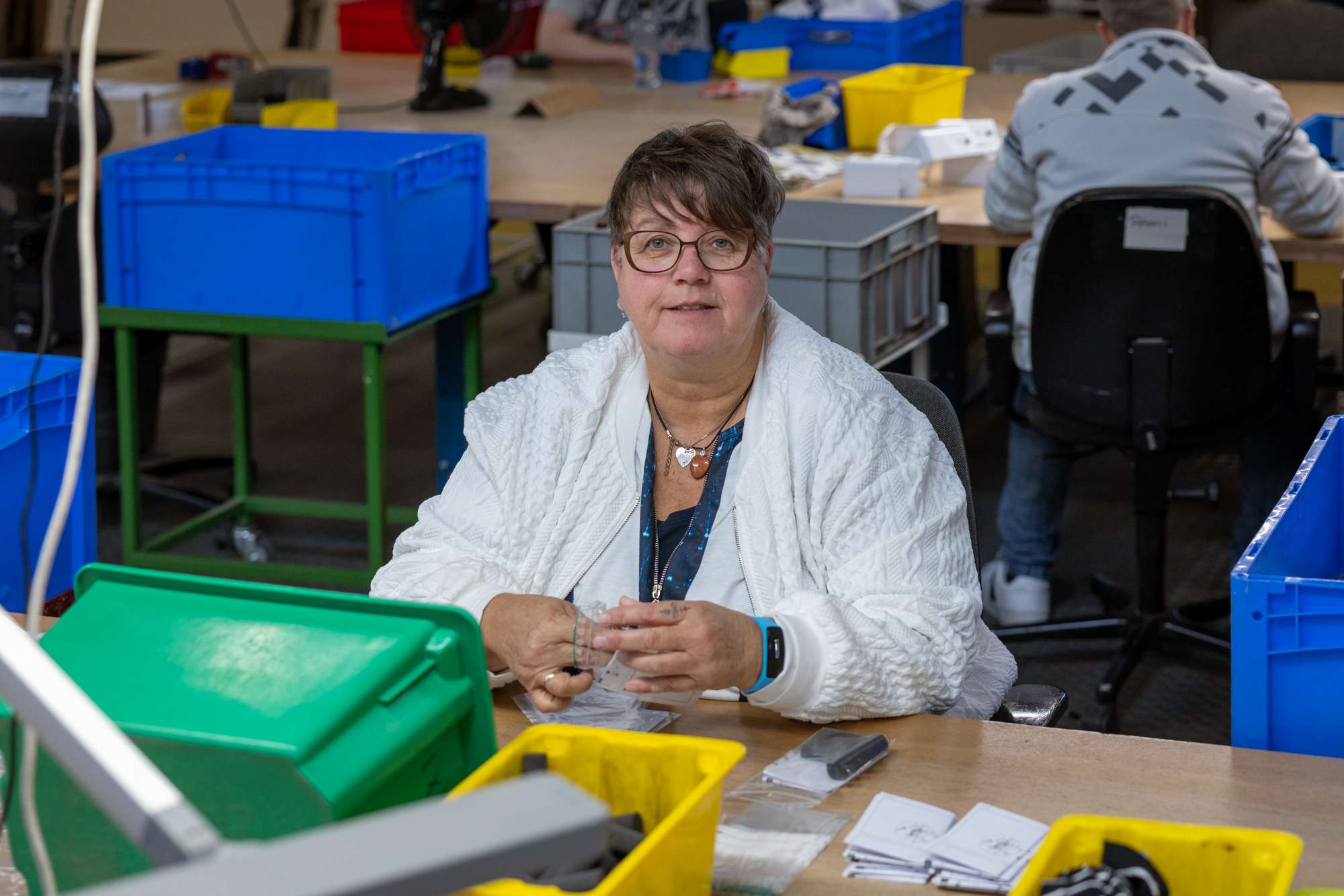 Mevrouw bezig met assemblage van onderdelen