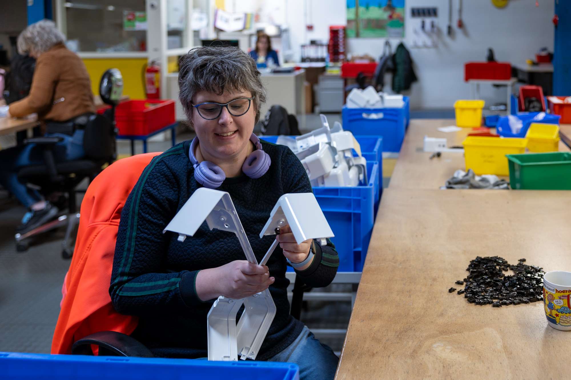 Dame bezig met montage van onderdelen