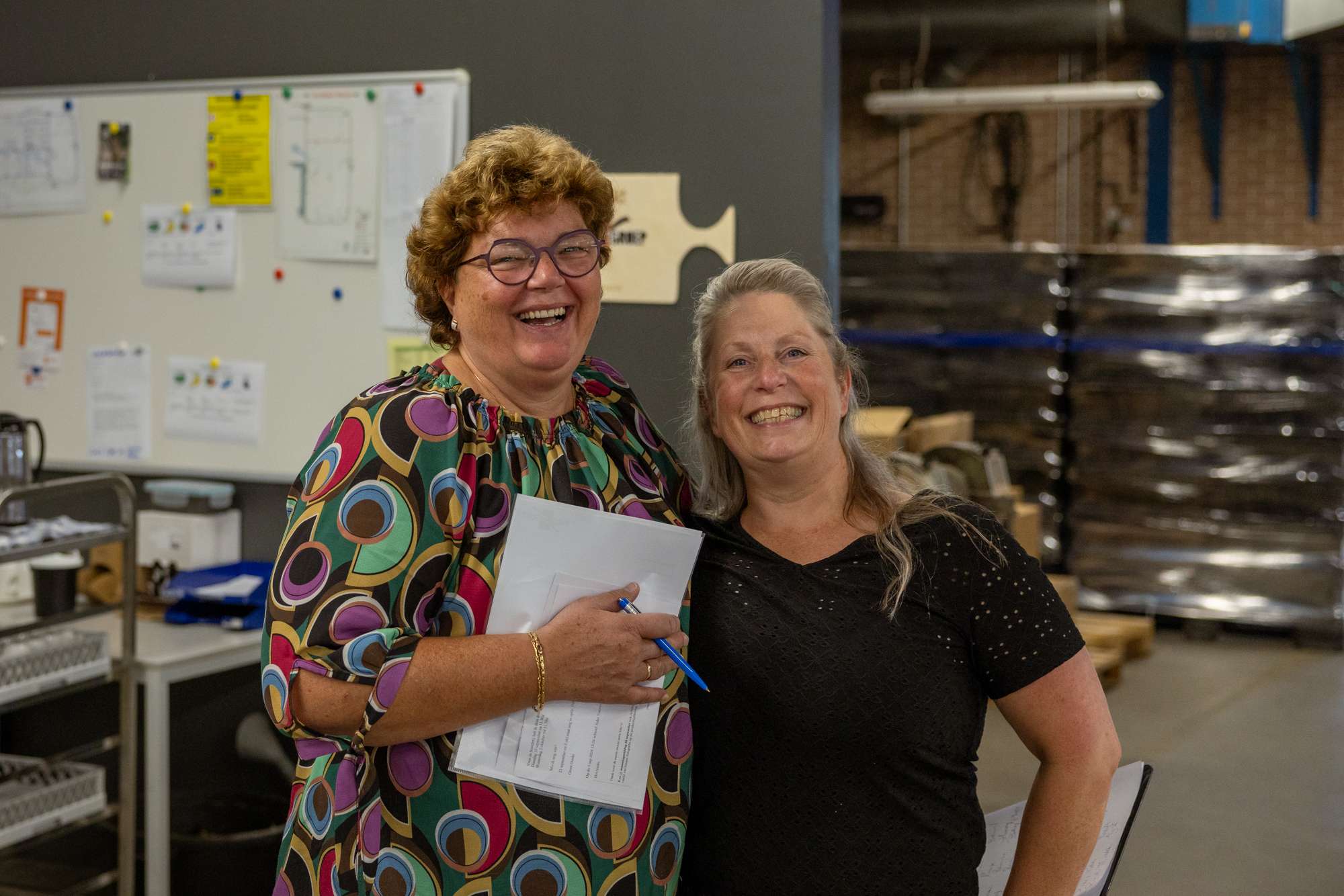 Twee lachende dames werkend bij EMCO-groep